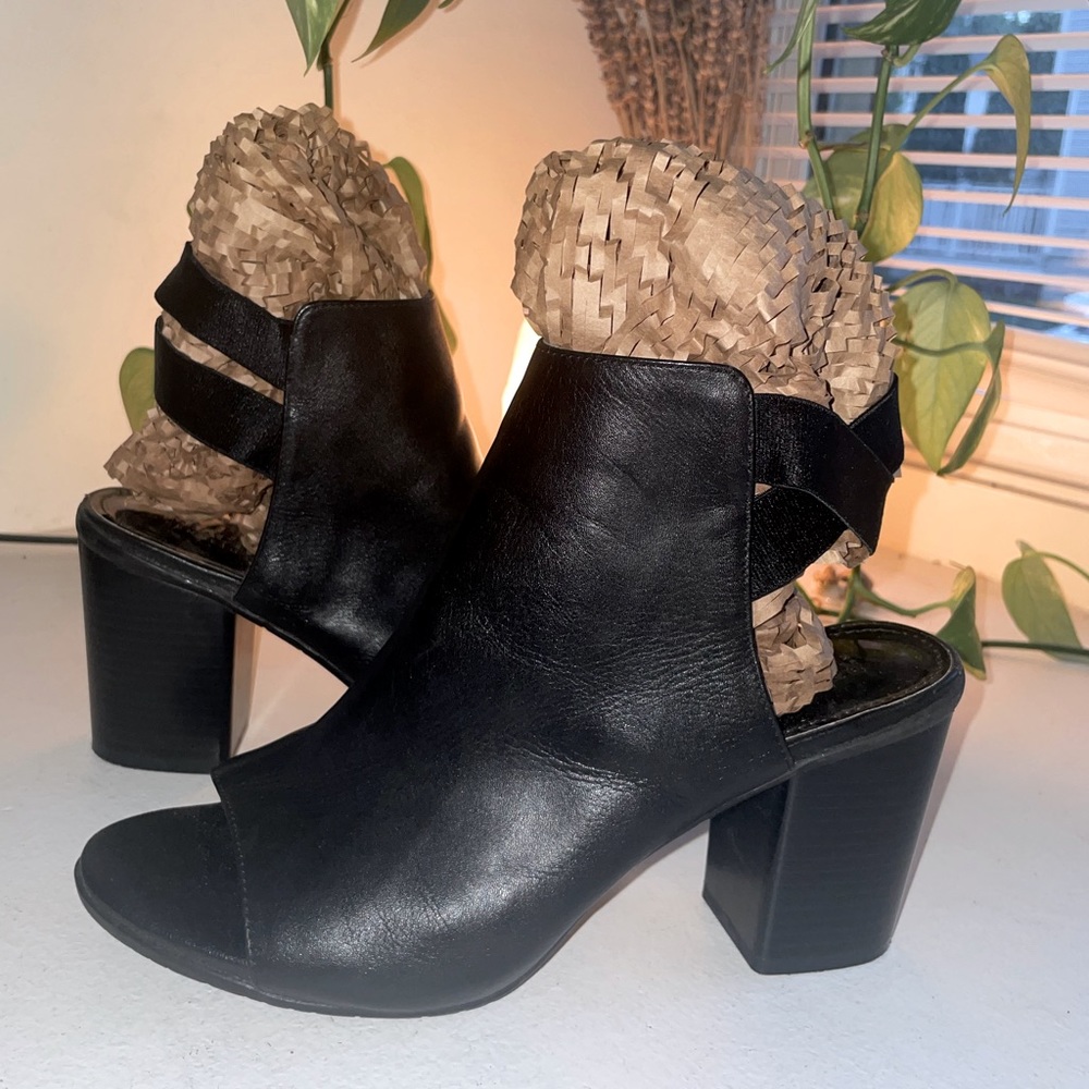 Keneth Cole 3.5” black leather heels!